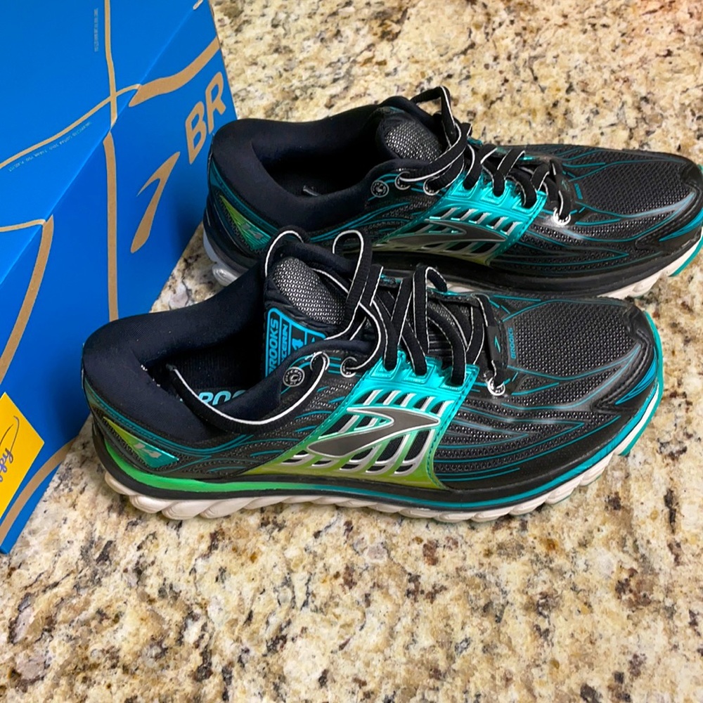 Brooks Levitate 2 Black and Green size 8